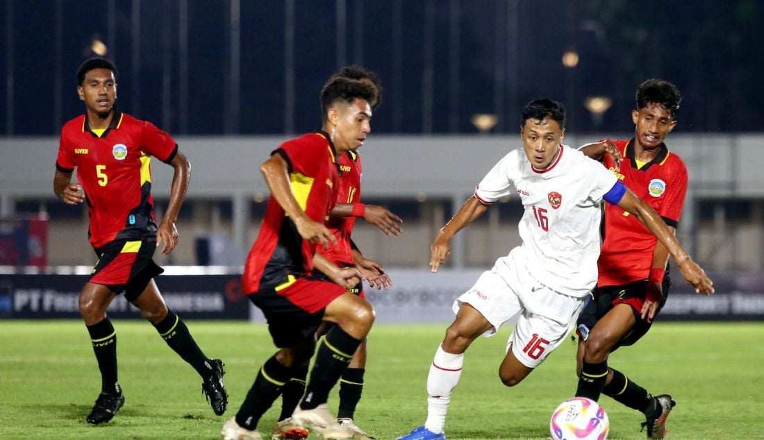 Pesepak bola Timnas Indonesia U-20 Dony Tri Pamungkas saat bertanding melawan Timnas Timor Leste U-20 pada Kualifikasi Piala Asia U-20 2025 di Stadion Madya Gelora Bung Karno, Jakarta, Jumat (27/9). Indonesia U-20 menang atas lamanya dengan skor 3-1. - JPNN.com