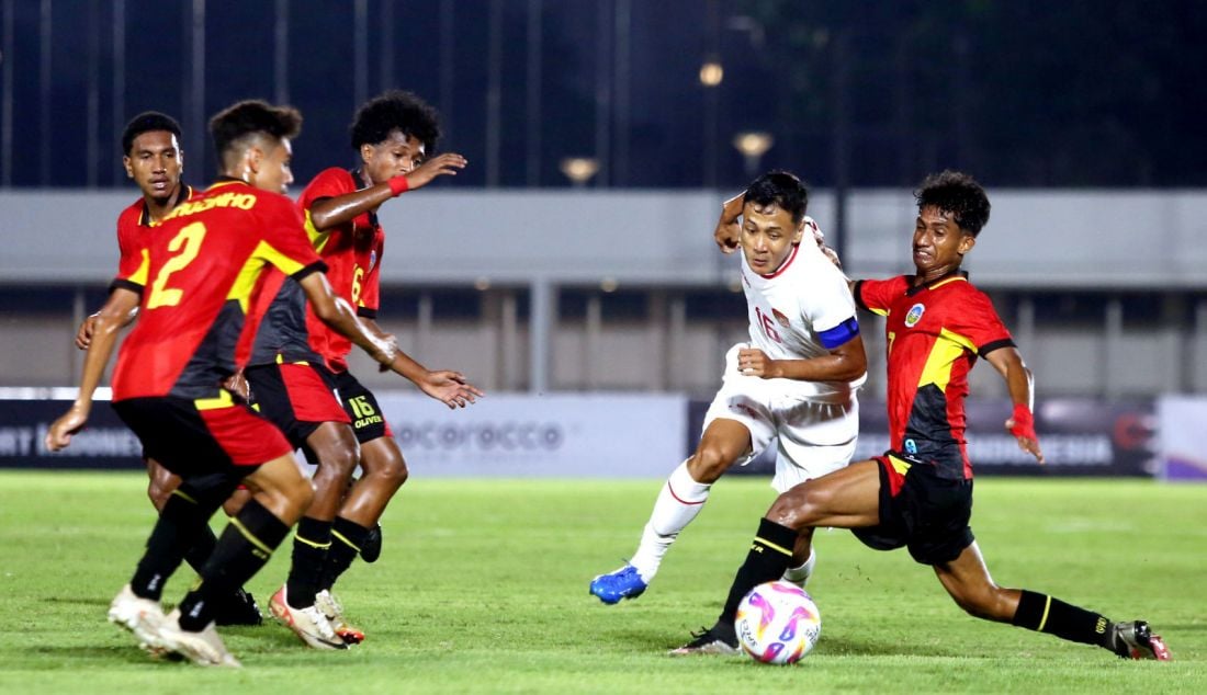 Pesepak bola Timnas Indonesia U-20 Dony Tri Pamungkas saat bertanding melawan Timnas Timor Leste U-20 pada Kualifikasi Piala Asia U-20 2025 di Stadion Madya Gelora Bung Karno, Jakarta, Jumat (27/9). Indonesia U-20 menang atas lamanya dengan skor 3-1. - JPNN.com