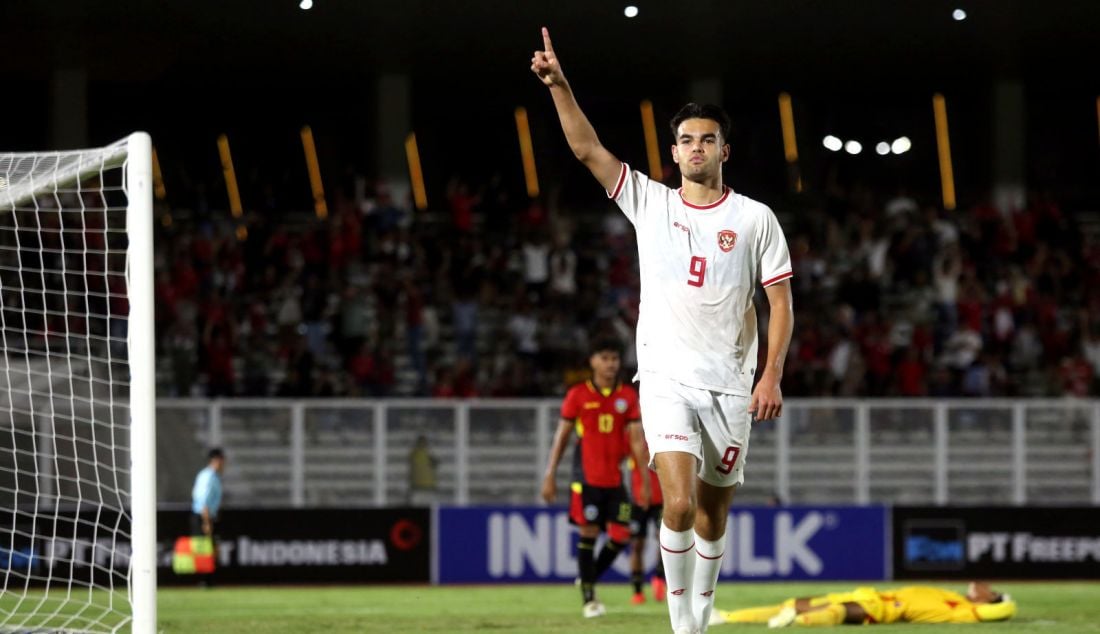 Pesepak bola Timnas Indonesia U-20 Jens Raven melakukan selebrasi usai mencetak gol ke gawang Timnas Timor Leste U-20 pada Kualifikasi Piala Asia U-20 2025 di Stadion Madya Gelora Bung Karno, Jakarta, Jumat (27/9). Indonesia U-20 menang atas lamanya dengan skor 3-1. - JPNN.com