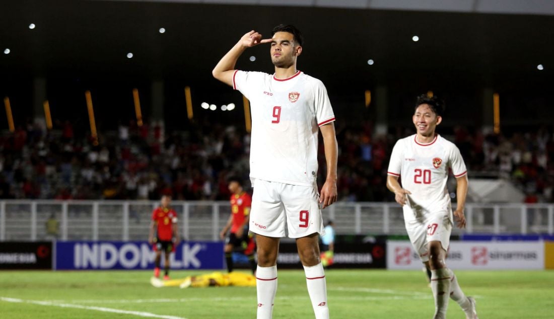 Pesepak bola Timnas Indonesia U-20 Jens Raven melakukan selebrasi usai mencetak gol ke gawang Timnas Timor Leste U-20 pada Kualifikasi Piala Asia U-20 2025 di Stadion Madya Gelora Bung Karno, Jakarta, Jumat (27/9). Indonesia U-20 menang atas lamanya dengan skor 3-1. - JPNN.com