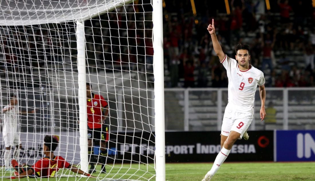 Pesepak bola Timnas Indonesia U-20 Jens Raven melakukan selebrasi usai mencetak gol ke gawang Timnas Timor Leste U-20 pada Kualifikasi Piala Asia U-20 2025 di Stadion Madya Gelora Bung Karno, Jakarta, Jumat (27/9). Indonesia U-20 menang atas lamanya dengan skor 3-1. - JPNN.com