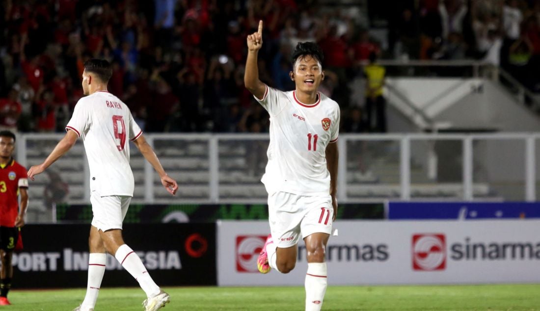 Pesepak bola Timnas Indonesia U-20 Risqi Afrisal melakukan selebrasi usai mencetak gol ke gawang Timnas Timor Leste U-20 pada Kualifikasi Piala Asia U-20 2025 di Stadion Madya Gelora Bung Karno, Jakarta, Jumat (27/9). Indonesia U-20 menang atas lamanya dengan skor 3-1. - JPNN.com