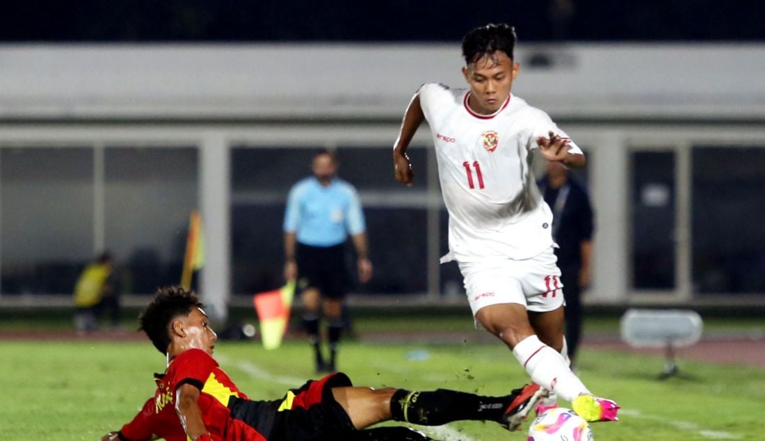 Pesepak bola Timnas Indonesia U-20 Risqi Afrisal saat bertanding melawan Timnas Timor Leste U-20 pada Kualifikasi Piala Asia U-20 2025 di Stadion Madya Gelora Bung Karno, Jakarta, Jumat (27/9). Indonesia U-20 menang atas lamanya dengan skor 3-1. - JPNN.com