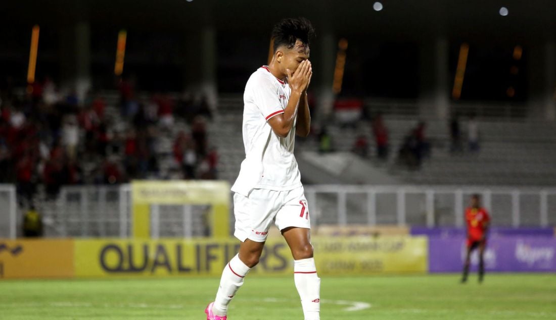 Pesepak bola Timnas Indonesia U-20 Risqi Afrisal saat bertanding melawan Timnas Timor Leste U-20 pada Kualifikasi Piala Asia U-20 2025 di Stadion Madya Gelora Bung Karno, Jakarta, Jumat (27/9). Indonesia U-20 menang atas lamanya dengan skor 3-1. - JPNN.com