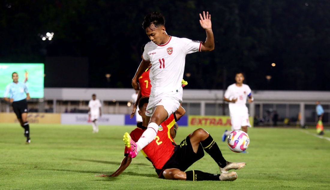 Pesepak bola Timnas Indonesia U-20 Risqi Afrisal saat bertanding melawan Timnas Timor Leste U-20 pada Kualifikasi Piala Asia U-20 2025 di Stadion Madya Gelora Bung Karno, Jakarta, Jumat (27/9). Indonesia U-20 menang atas lamanya dengan skor 3-1. - JPNN.com