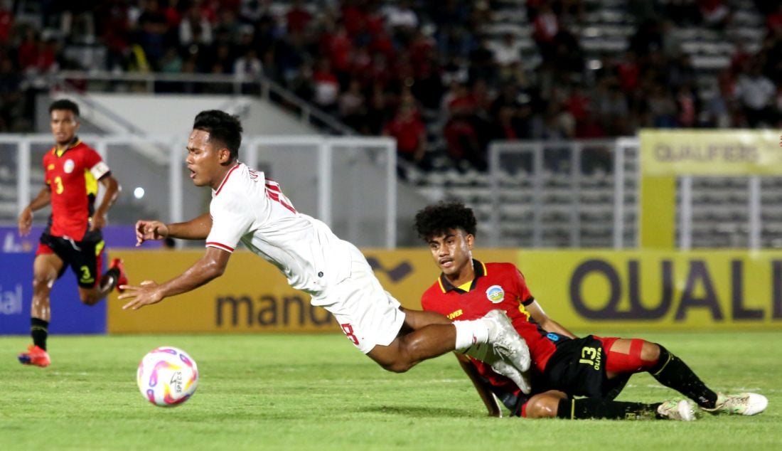 Pesepak bola Timnas Indonesia U-20 Toni Firmansyah saat bertanding melawan Timnas Timor Leste U-20 pada Kualifikasi Piala Asia U-20 2025 di Stadion Madya Gelora Bung Karno, Jakarta, Jumat (27/9). Indonesia U-20 menang atas lamanya dengan skor 3-1. - JPNN.com