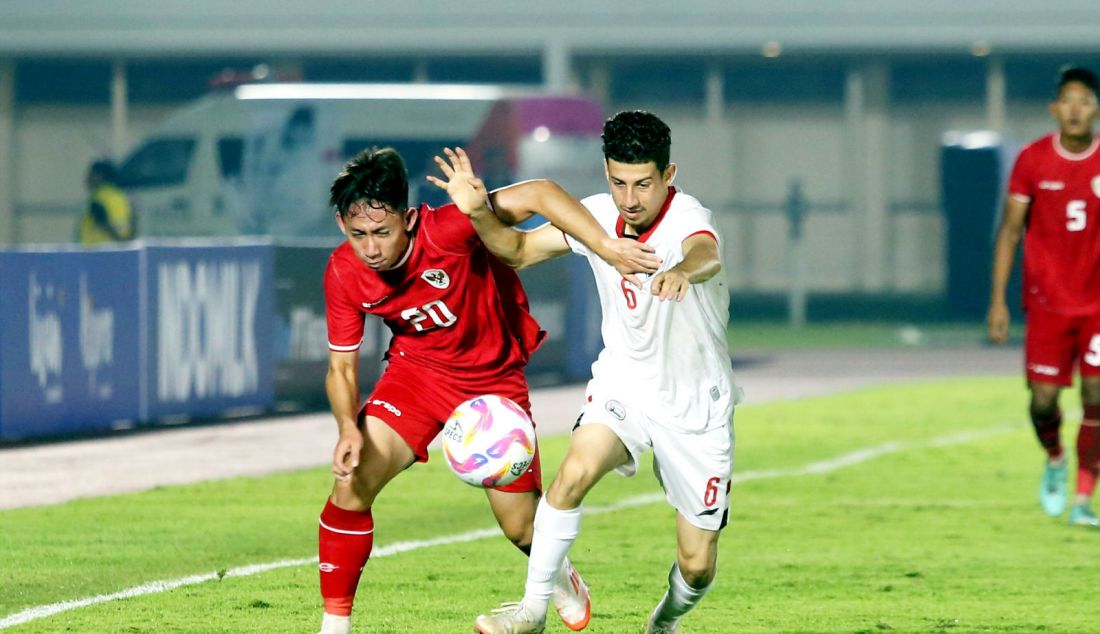 Pesepak bola Timnas Indonesia U-20 Arlyansyah Abdulmanan saat bertanding melawan Yaman U-20 pada Kualifikasi Piala Asia U-20 2025 di Stadion Madya Gelora Bung Karno, Jakarta, Jumat (27/9). Indonesia U-20 seri atas lawannya dengan skor 1-1. - JPNN.com