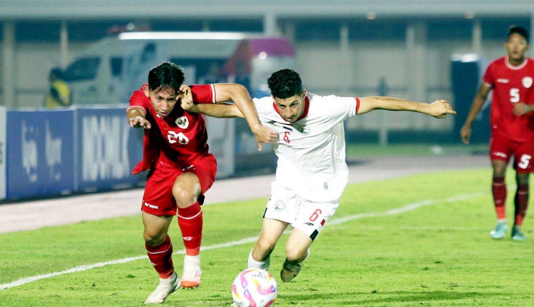 Pesepak bola Timnas Indonesia U-20 Arlyansyah Abdulmanan saat bertanding melawan Yaman U-20 pada Kualifikasi Piala Asia U-20 2025 di Stadion Madya Gelora Bung Karno, Jakarta, Jumat (27/9). Indonesia U-20 seri atas lawannya dengan skor 1-1. - JPNN.com