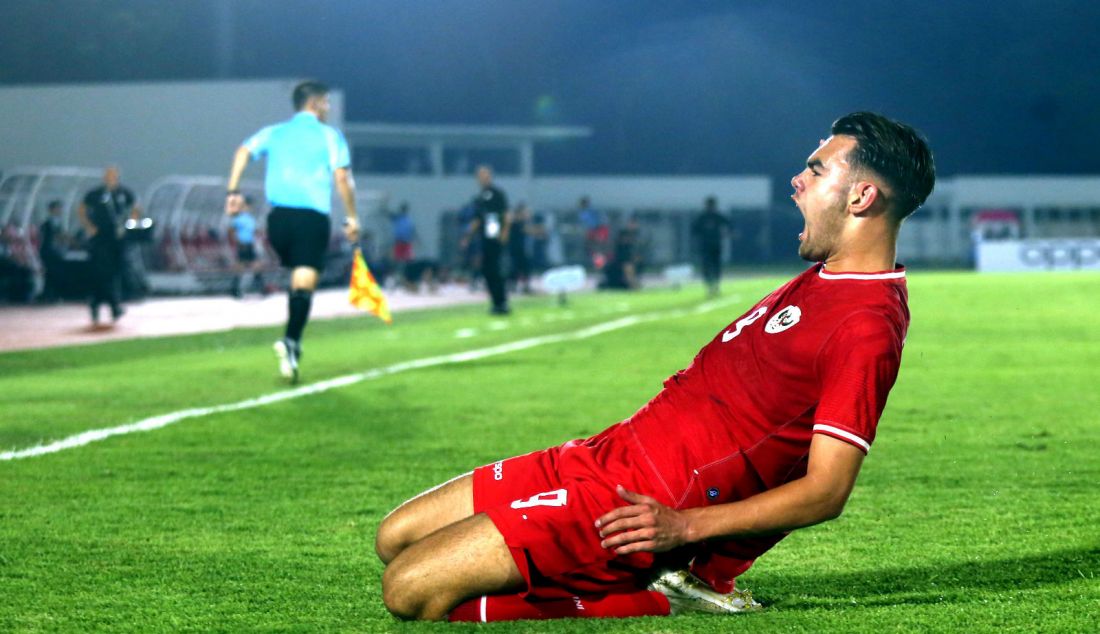 Pesepak bola Timnas Indonesia U-20 Jens Raven melakukan selebrasi usai mencetak gol ke gawang Yaman U-20 pada Kualifikasi Piala Asia U-20 2025 di Stadion Madya Gelora Bung Karno, Jakarta, Jumat (27/9). Indonesia U-20 seri atas lawannya dengan skor 1-1. - JPNN.com