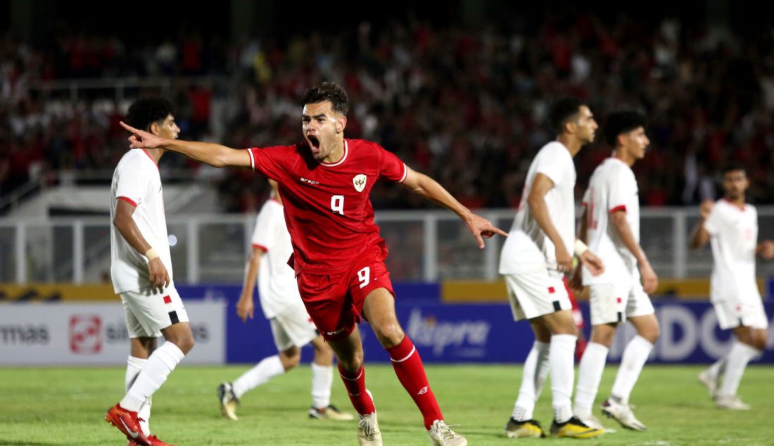 Pesepak bola Timnas Indonesia U-20 Jens Raven melakukan selebrasi usai mencetak gol ke gawang Yaman U-20 pada Kualifikasi Piala Asia U-20 2025 di Stadion Madya Gelora Bung Karno, Jakarta, Jumat (27/9). Indonesia U-20 seri atas lawannya dengan skor 1-1. - JPNN.com