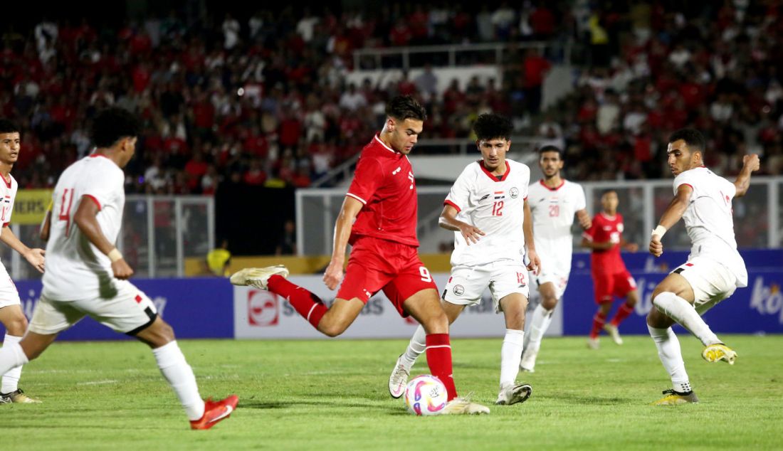 Pesepak bola Timnas Indonesia U-20 Jens Raven saat bertanding Yaman U-20 pada Kualifikasi Piala Asia U-20 2025 di Stadion Madya Gelora Bung Karno, Jakarta, Jumat (27/9). Indonesia U-20 seri atas lawannya dengan skor 1-1. - JPNN.com