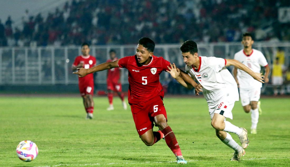 Pesepak bola Timnas Indonesia U-20 Muhammad Alfharezi Buffon saat bertanding melawan Yaman U-20 pada Kualifikasi Piala Asia U-20 2025 di Stadion Madya Gelora Bung Karno, Jakarta, Jumat (27/9). Indonesia U-20 seri atas lawannya dengan skor 1-1. - JPNN.com