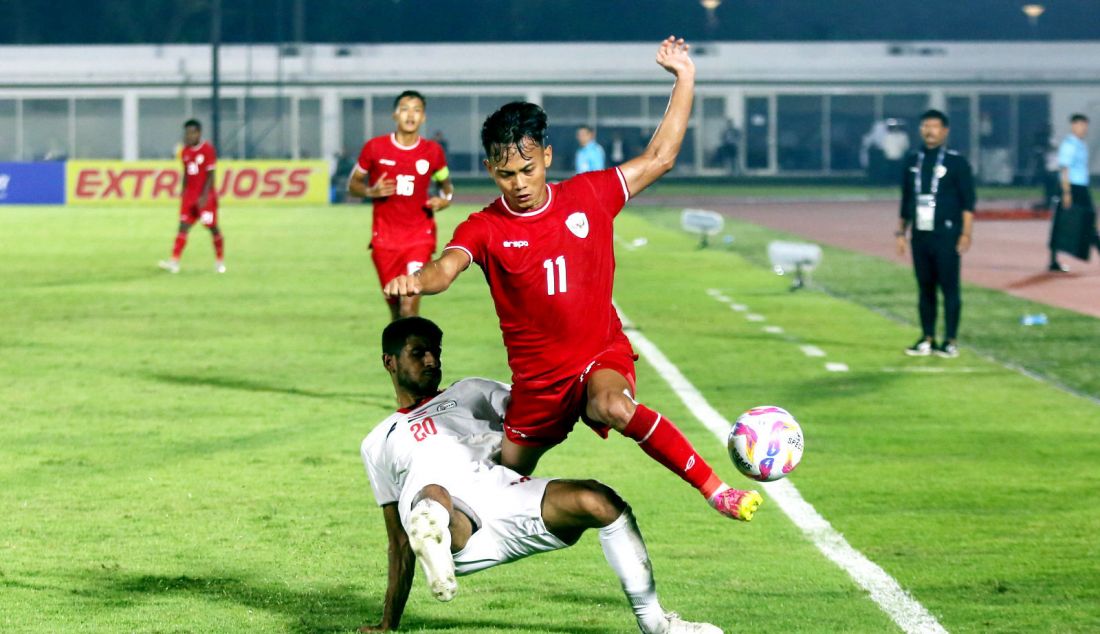 Pesepak bola Timnas Indonesia U-20 Risqi Afrisal saat bertanding melawan Yaman U-20 pada Kualifikasi Piala Asia U-20 2025 di Stadion Madya Gelora Bung Karno, Jakarta, Jumat (27/9). Indonesia U-20 seri atas lawannya dengan skor 1-1. - JPNN.com