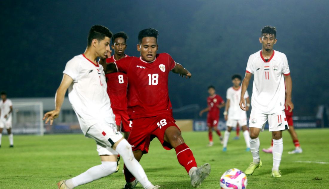 Pesepak bola Timnas Indonesia U-20 Toni Firmansyah saat bertanding Yaman U-20 pada Kualifikasi Piala Asia U-20 2025 di Stadion Madya Gelora Bung Karno, Jakarta, Jumat (27/9). Indonesia U-20 seri atas lawannya dengan skor 1-1. - JPNN.com