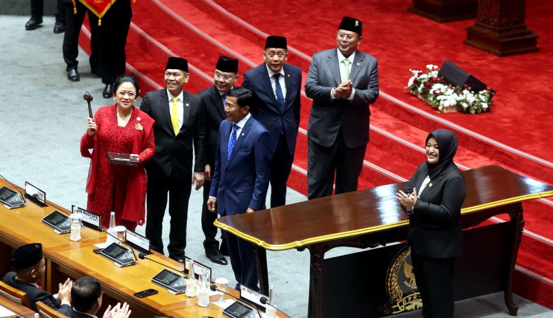 Anggota DPR Puan Maharani, Adies Kadir, Sufmi Dasco Ahmad, Saan Mustopa dan Cucun Ahmad Syamsurijal saat dilantik menjadi Pimpinan DPR 2024 -2029 di Gedung DPR, Jakarta, Selasa (1/10). Puan Maharani menjadi Ketua DPR Periode 2024-2029. - JPNN.com