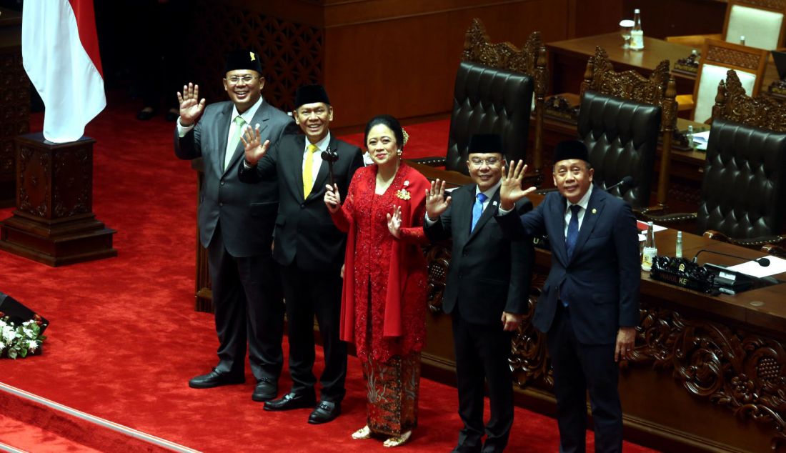 Anggota DPR Puan Maharani, Adies Kadir, Sufmi Dasco Ahmad, Saan Mustopa dan Cucun Ahmad Syamsurijal saat dilantik menjadi Pimpinan DPR 2024 -2029 di Gedung DPR, Jakarta, Selasa (1/10). Puan Maharani menjadi Ketua DPR Periode 2024-2029, sedangkan Adies Kadir, Sufmi Dasco Ahmad, Saan Mustopa, dan Cucun Ahmad Syamsurijal masing-masing menjadi Wakil Ketua DPR Periode 2024-2029. - JPNN.com