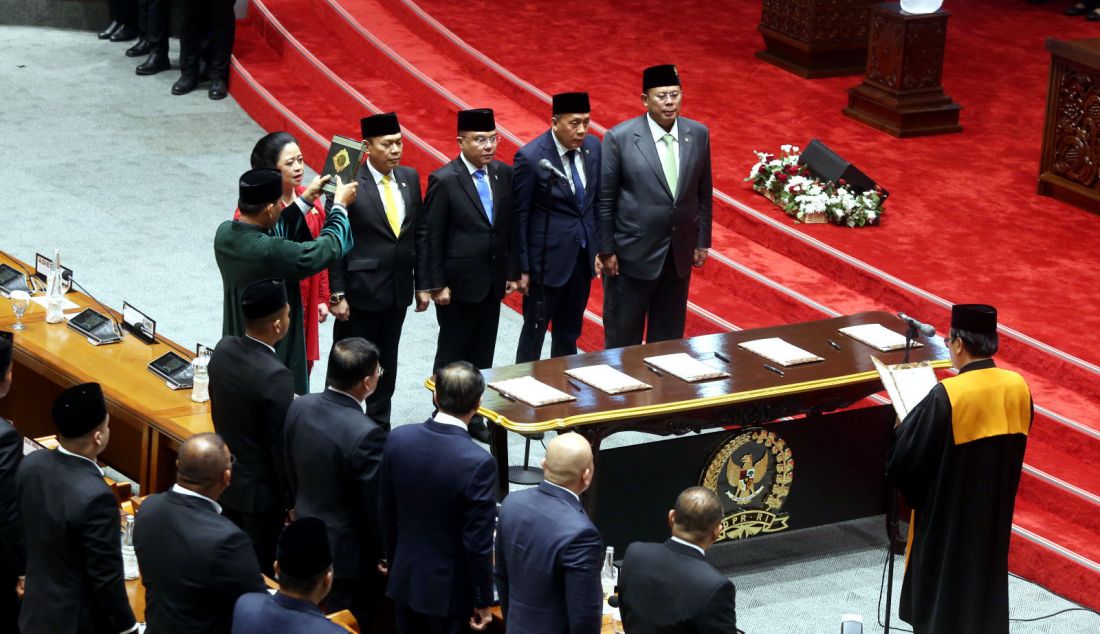 Anggota DPR Puan Maharani, Adies Kadir, Sufmi Dasco Ahmad, Saan Mustopa dan Cucun Ahmad Syamsurijal saat dilantik menjadi Pimpinan DPR 2024 -2029 di Gedung DPR, Jakarta, Selasa (1/10). - JPNN.com