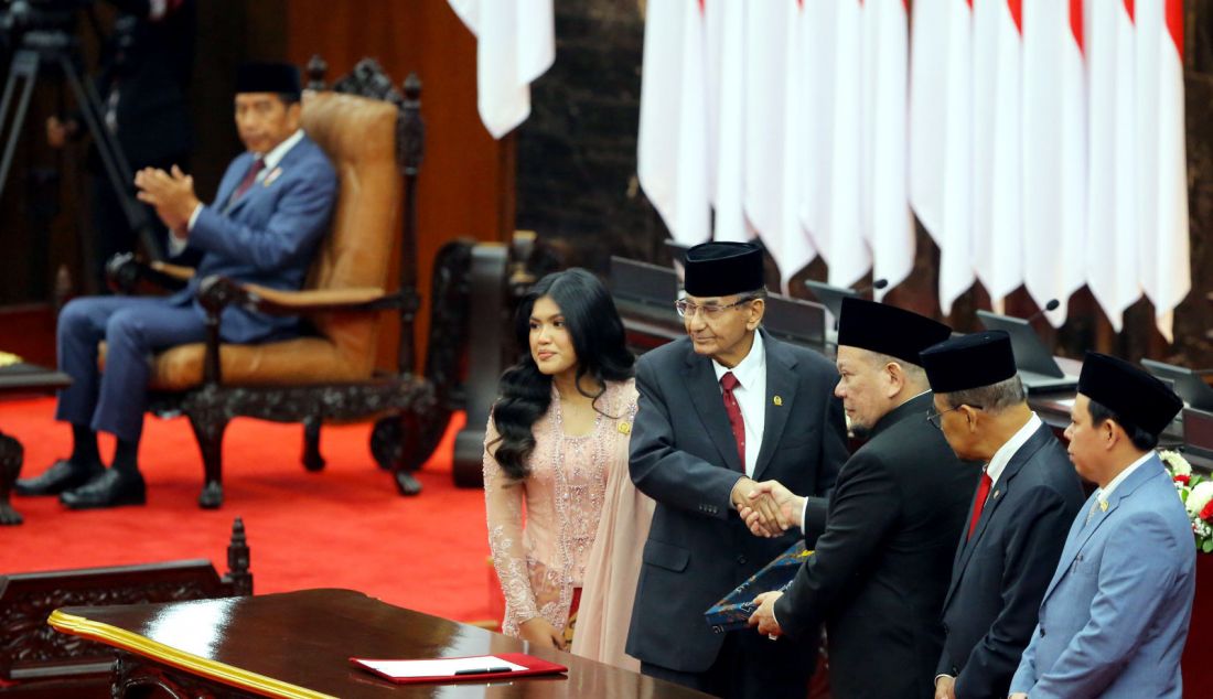 Pimpinan DPD periode 2019-2024 menyerahkan berkas memeori DPD kepada pimpinan sidang sementara saat pelantikan anggota DPR, DPD dan MPR 2024-2029 di Gedung Nusantara, Komplek Parlemen, Jakarta, Selasa (1/10). - JPNN.com