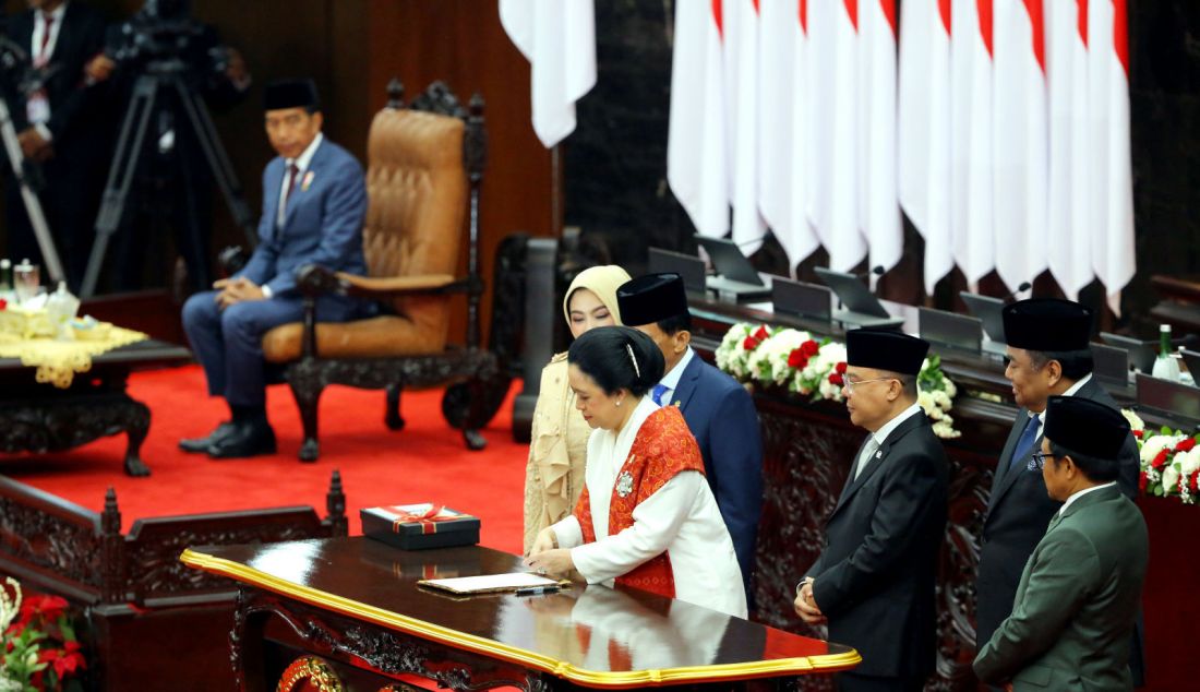 Pimpinan DPR periode 2019-2024 menyerahkan berkas memeori DPR kepada pimpinan sidang sementara saat pelantikan anggota DPR, DPD dan MPR 2024-2029 di Gedung Nusantara, Komplek Parlemen, Jakarta, Selasa (1/10). - JPNN.com