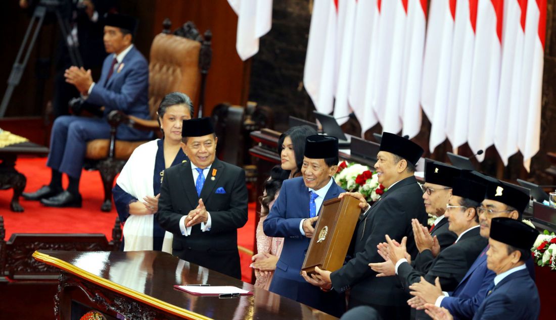 Pimpinan MPR periode 2019-2024 menyerahkan berkas memeori MPR kepada pimpinan sidang sementara saat pelantikan anggota DPR, DPD dan MPR 2024-2029 di Gedung Nusantara, Komplek Parlemen, Jakarta, Selasa (1/10). - JPNN.com