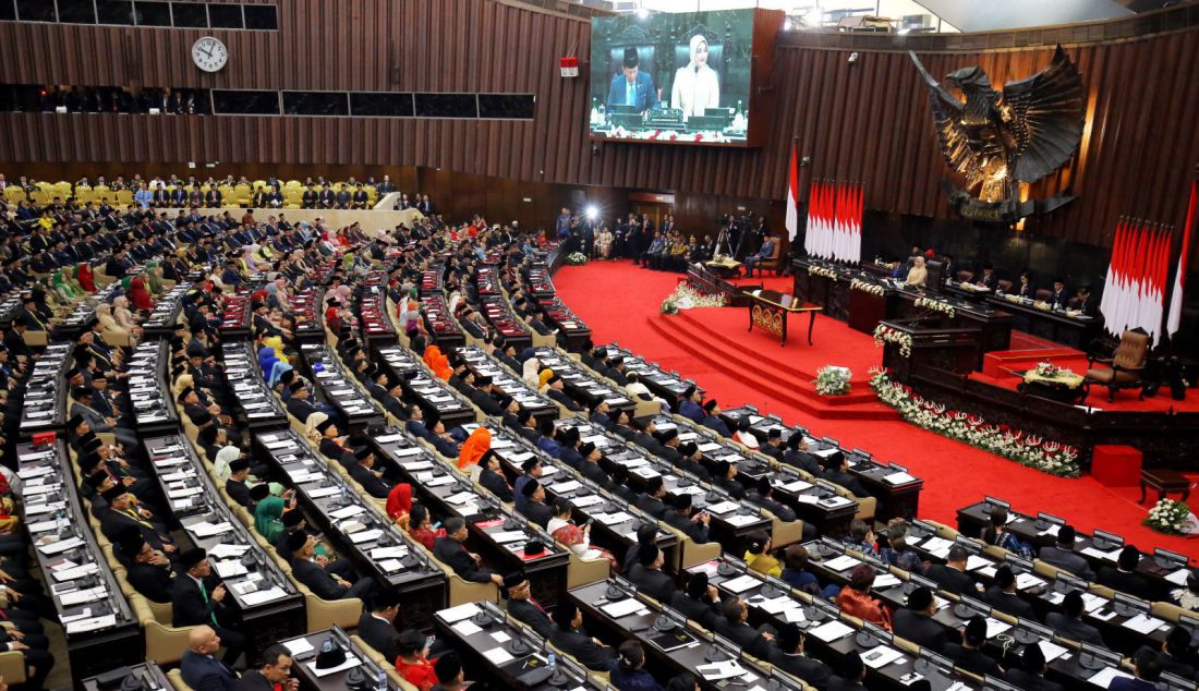 Sejumlah anggota Dewan mengikuti pelantikan anggota DPR, DPD dan MPR 2024-2029 di Gedung Nusantara, Komplek Parlemen, Jakarta, Selasa (1/10). - JPNN.com