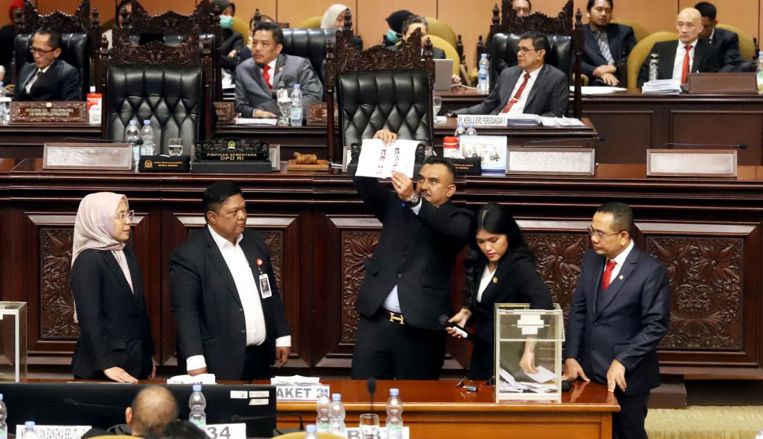 Suasana pemilihan Ketua DPD periode 2024-2029 pada Sidang Paripurna Pemilihan Pimpinan DPD RI di Gedung Nusantara V, Kompleks Parlemen, Jakarta, Rabu (2/10). Sultan B Najamudin resmi terpilih sebagai Ketua Dewan Perwakilan Daerah (DPD) RI periode 2024-2029 dengan perolehan 95 suara mengungguli rivalnya La Nyalla Mattalitti yang memperoleh 56 suara. - JPNN.com