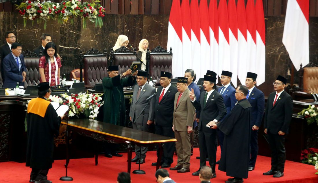 Anggota MPR Ahmad Muzani, Bambang Wuryanto, Kahar Muzakir, Rusdi Kirana, Lestari Moerdijat, Hidayat Nur Wahid, Eddy Soeparno, Edhie Baskoro Yudhoyono dan Abcandra Muhammad Akbar Supratman saat dilantik menjadi pimpinan MPR Periode 2024-2029 di Gedung Nusantara, Komplek Parlemen, Jakarta, Kamis (3/10). Ahmad Muzani menjadi Ketua MPR RI sedangkan Bambang Wuryanto, Kahar Muzakir, Rusdi Kirana, Lestari Moerdijat, Hidayat Nur Wahid, Eddy Soeparno, Edhie Baskoro Yudhoyono dan Abcandra Muhammad Akbar Supratman menjadi Wakil Ketua MPR RI. - JPNN.com