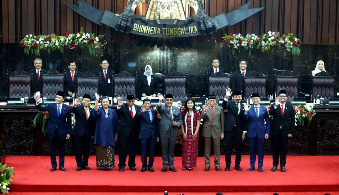 Anggota MPR Ahmad Muzani, Bambang Wuryanto, Kahar Muzakir, Rusdi Kirana, Lestari Moerdijat, Hidayat Nur Wahid, Eddy Soeparno, Edhie Baskoro Yudhoyono dan Abcandra Muhammad Akbar Supratman saat dilantik menjadi pimpinan MPR Periode 2024-2029 di Gedung Nusantara, Komplek Parlemen, Jakarta, Kamis (3/10). Ahmad Muzani menjadi Ketua MPR RI sedangkan Bambang Wuryanto, Kahar Muzakir, Rusdi Kirana, Lestari Moerdijat, Hidayat Nur Wahid, Eddy Soeparno, Edhie Baskoro Yudhoyono dan Abcandra Muhammad Akbar Supratman menjadi Wakil Ketua MPR RI. - JPNN.com