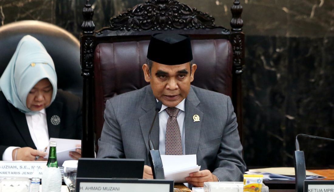 Anggota MPR RI Ahmad Muzani saat mengikuti pelantikan Pimpinan MPR Periode 2024-2029 di Gedung Nusantara, Komplek Parlemen, Jakarta, Kamis (3/10). Ahmad Muzani menjadi Ketua MPR RI sedangkan Bambang Wuryanto, Kahar Muzakir, Rusdi Kirana, Lestari Moerdijat, Hidayat Nur Wahid, Eddy Soeparno, Edhie Baskoro Yudhoyono dan Abcandra Muhammad Akbar Supratman menjadi Wakil Ketua MPR RI. - JPNN.com