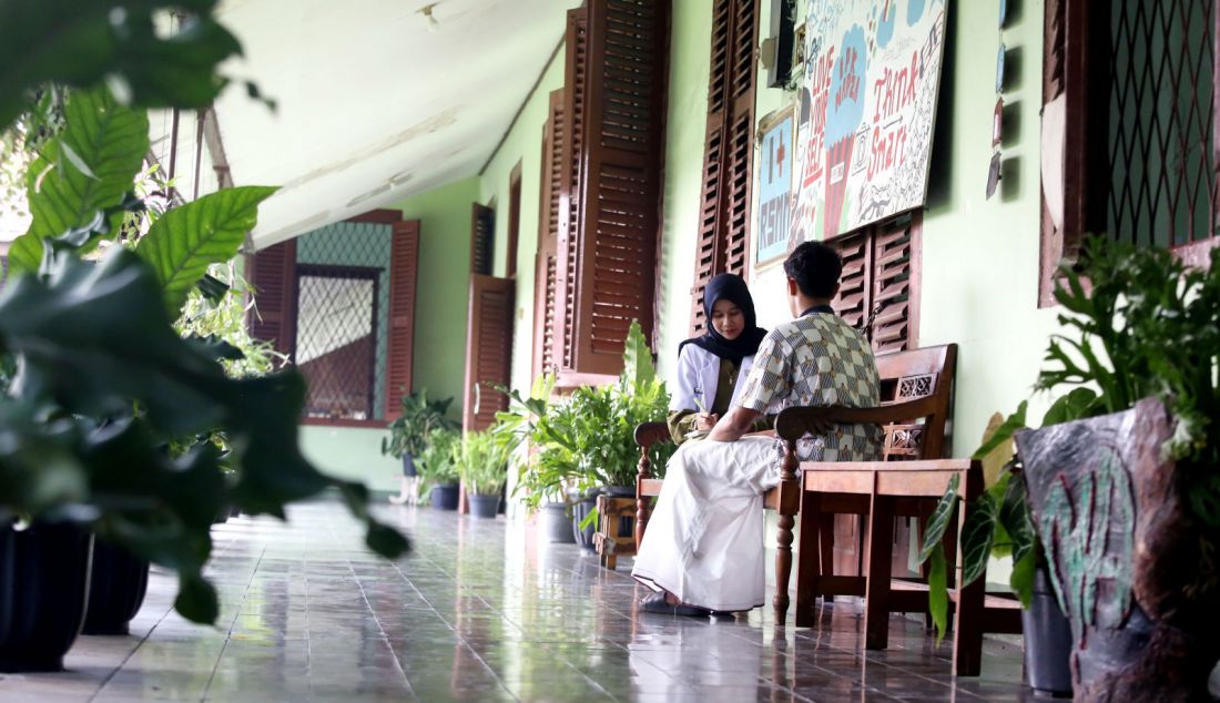 Dokter saat konsultasi dengan residen di Rumah Sakit Marzoeki Mahdi (RSMM) Bogor, Jawa Barat, pada Jumat (4/10). RSMM Bogor menyediakan layanan untuk menangani kecanduan judi daring atau judi online sebagai bagian dari penanganan adiksi perilaku. - JPNN.com