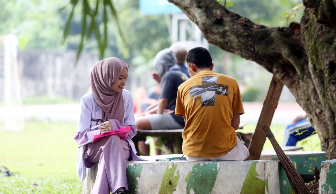 Dokter saat konsultasi dengan residen di Rumah Sakit Marzoeki Mahdi (RSMM) Bogor, Jawa Barat, pada Jumat (4/10). RSMM Bogor menyediakan layanan untuk menangani kecanduan judi daring atau judi online sebagai bagian dari penanganan adiksi perilaku. - JPNN.com