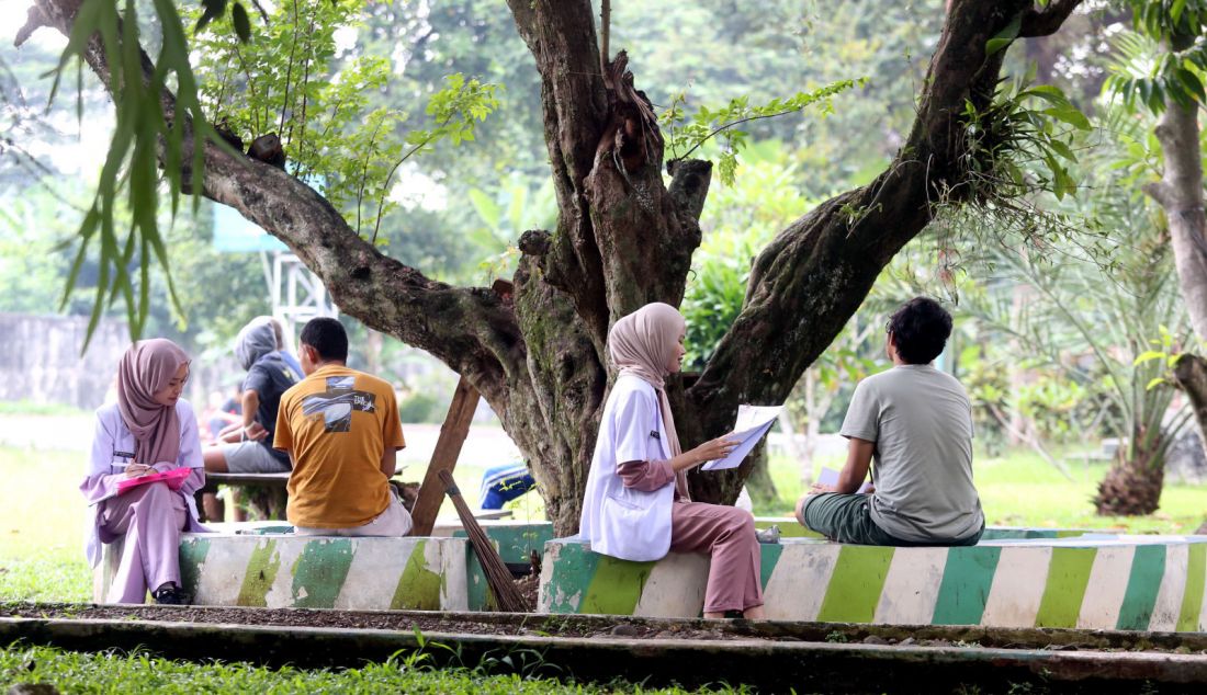 Dokter saat konsultasi dengan residen di Rumah Sakit Marzoeki Mahdi (RSMM) Bogor, Jawa Barat, pada Jumat (4/10). RSMM Bogor menyediakan layanan untuk menangani kecanduan judi daring atau judi online sebagai bagian dari penanganan adiksi perilaku. - JPNN.com