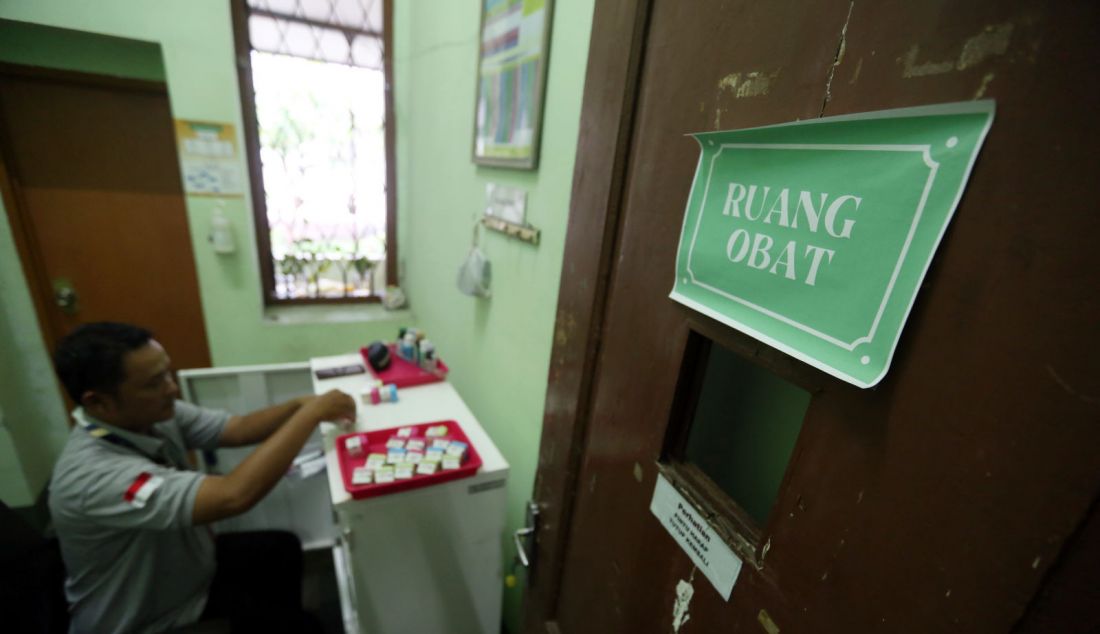 Petugas medis saat meracik obat di Rumah Sakit Marzoeki Mahdi (RSMM) Bogor, Jawa Barat, pada Jumat (4/10). RSMM Bogor menyediakan layanan untuk menangani kecanduan judi daring atau judi online sebagai bagian dari penanganan adiksi perilaku. - JPNN.com