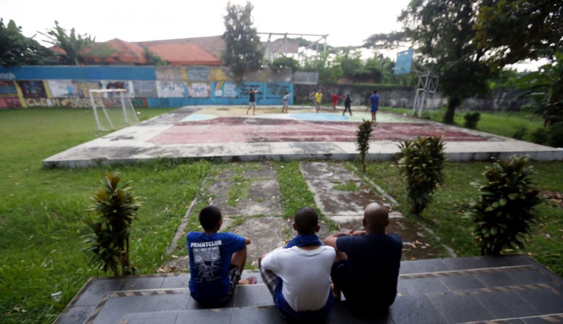 Residen saat duduk di pinggir lapangan Rumah Sakit Marzoeki Mahdi (RSMM) Bogor, Jawa Barat, pada Jumat (4/10). RSMM Bogor menyediakan layanan untuk menangani kecanduan judi daring atau judi online sebagai bagian dari penanganan adiksi perilaku. - JPNN.com