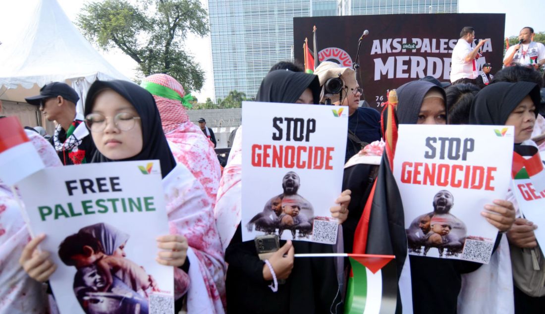 Aksi Demo Palestine kembali menyerukan boikot terhadap produk yang terafiliasi dengan Israel dalam peringatan satu tahun genosida di Palestina di depan Kedubes Amerika Serikat, Jakarta, Minggu (6/10). Aksi Demo #janganlupakanpalestina diiikuti oleh masyarakat dari berbagai organisasi untuk mengurangi penjualan produk-produk yang mendukung Israel sesuai fatwa MUI. - JPNN.com