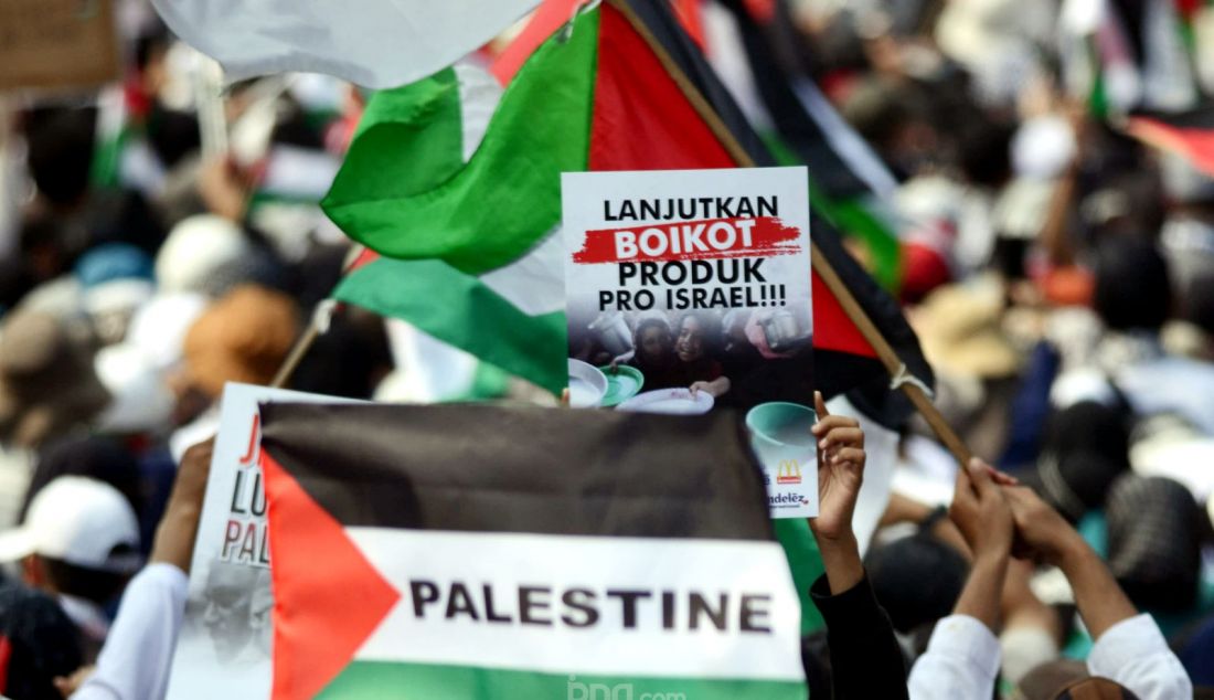 Aksi Demo Palestine kembali menyerukan boikot terhadap produk yang terafiliasi dengan Israel dalam peringatan satu tahun genosida di Palestina di depan Kedubes Amerika Serikat, Jakarta, Minggu (6/10). Aksi Demo #janganlupakanpalestina diiikuti oleh masyarakat dari berbagai organisasi untuk mengurangi penjualan produk-produk yang mendukung Israel sesuai fatwa MUI. - JPNN.com