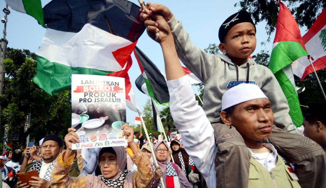 Aksi Demo Palestine kembali menyerukan boikot terhadap produk yang terafiliasi dengan Israel dalam peringatan satu tahun genosida di Palestina di depan Kedubes Amerika Serikat, Jakarta, Minggu (6/10). Aksi Demo #janganlupakanpalestina diiikuti oleh masyarakat dari berbagai organisasi untuk mengurangi penjualan produk-produk yang mendukung Israel sesuai fatwa MUI. - JPNN.com