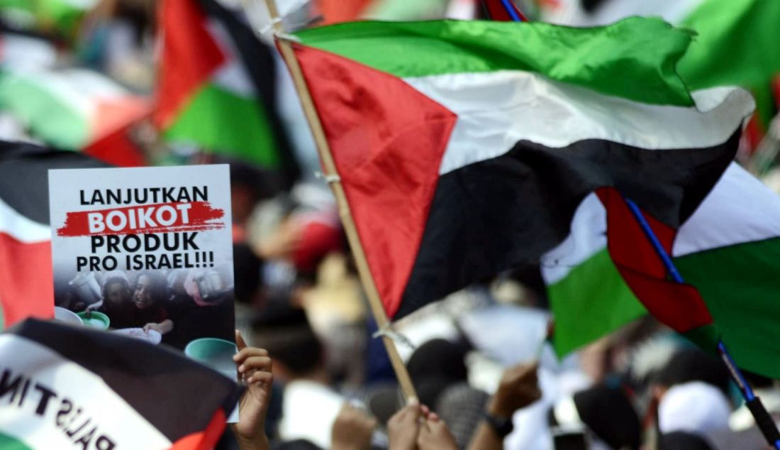 Aksi Demo Palestine kembali menyerukan boikot terhadap produk yang terafiliasi dengan Israel dalam peringatan satu tahun genosida di Palestina di depan Kedubes Amerika Serikat, Jakarta, Minggu (6/10). Aksi Demo #janganlupakanpalestina diiikuti oleh masyarakat dari berbagai organisasi untuk mengurangi penjualan produk-produk yang mendukung Israel sesuai fatwa MUI. - JPNN.com