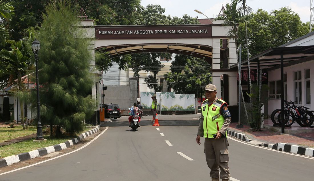 Petugas Pamdal DPR berjaga di kawasan rumah jabatan anggota DPR, Kalibata, Senin (7/10). Sekjen DPR Indra Iskandar menyebutkan bahwa rumah dinas yang ditempati anggota DPR sudah tidak ekonomis sebagai sebuah hunian karena sebagian besar kondisi rumah dinas itu sudah rusak dan tidak layak ditinggali. - JPNN.com