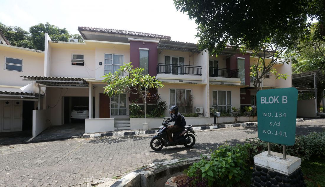 Suasana komplek rumah jabatan anggota DPR di kawasan Kalibata, Senin (7/10). Sekjen DPR Indra Iskandar menyebutkan bahwa rumah dinas yang ditempati anggota DPR sudah tidak ekonomis sebagai sebuah hunian karena sebagian besar kondisi rumah dinas itu sudah rusak dan tidak layak ditinggali. - JPNN.com