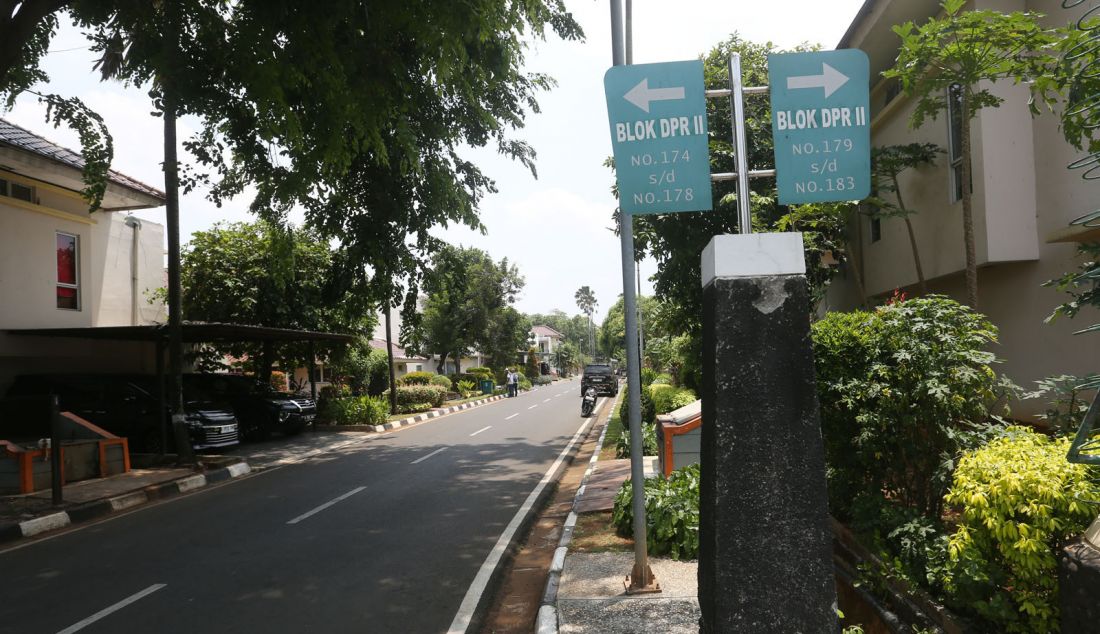 Suasana komplek rumah jabatan anggota DPR di kawasan Kalibata, Senin (7/10). Sekjen DPR Indra Iskandar menyebutkan bahwa rumah dinas yang ditempati anggota DPR sudah tidak ekonomis sebagai sebuah hunian karena sebagian besar kondisi rumah dinas itu sudah rusak dan tidak layak ditinggali. - JPNN.com