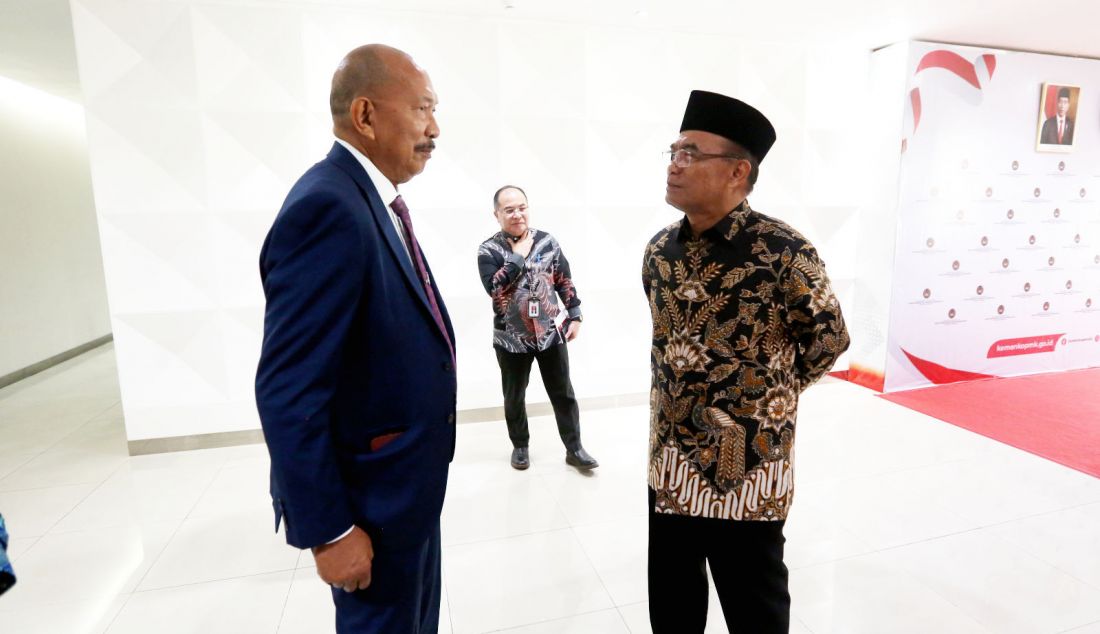 Menko PMK Muhadjir Efendy (kanan) dan Duta Besar RI untuk Republik Yaman Mohamad Irzan Djohan seusai Rapat Koordinasi Tingkat Menteri membahas perencanaan dan pelaksanaan pemberian bantuan kemanusiaan dari Indonesia untuk negara-negara yang sedang mengalami krisis, yaitu Yaman, Sudan dan Palestina di Kantor Kemenko PMK, Jakarta, Selasa (8/10). Bantuan ini diharapkan dapat membantu meringankan beban warga di ketiga negara tersebut dan menjadi bentuk solidaritas internasional Indonesia. - JPNN.com