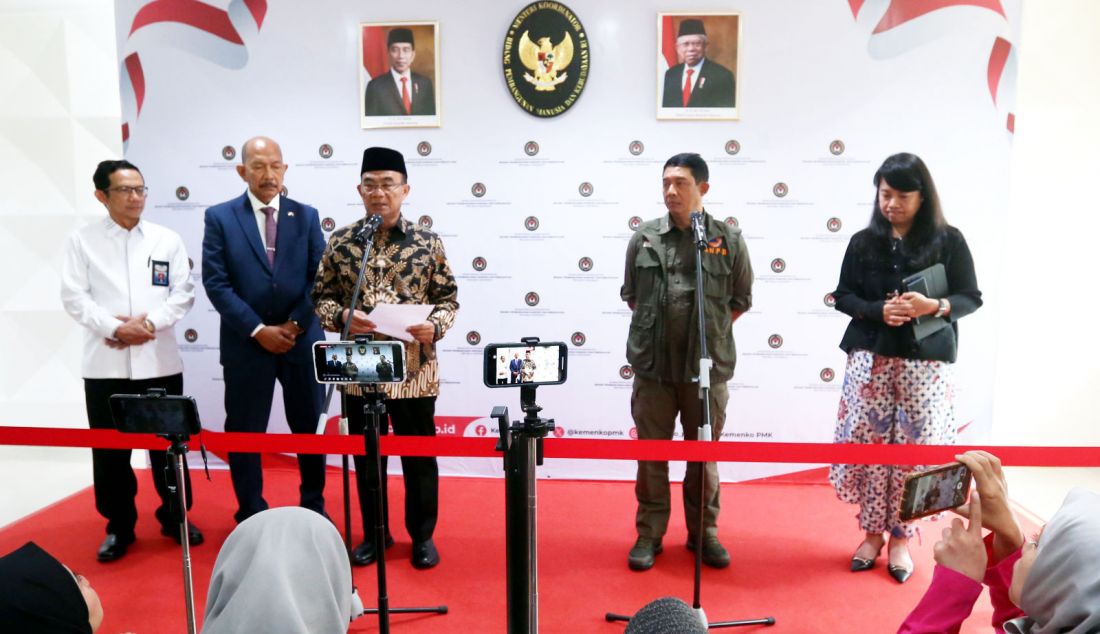 Menko PMK Muhadjir Effendy (tengah) bersama Kepala BNPB Letjen TNI Dr. Suharyanto (kedua kan an), Duta Besar RI untuk Republik Yaman Y.M. Mohamad Irzan Djohan (kedua kiri) dan Dirjen Informasi dan Diplomasi Publik Kementerian Luar Negeri Sili Nugraha Mauludiah (kanan) melakukan konferensi pers setelah Rapat Koordinasi Tingkat Menteri (RTM) membahas perencanaan dan pelaksanaan pemberian bantuan kemanusiaan dari Indonesia untuk negara-negara yang sedang mengalami krisis, yaitu Yaman, Sudan dan Palestina di Kantor Kemenko PMK, Jakarta, Selasa (8/10). Bantuan ini diharapkan dapat membantu meringankan beban warga di ketiga negara tersebut dan menjadi bentuk solidaritas internasional Indonesia. - JPNN.com