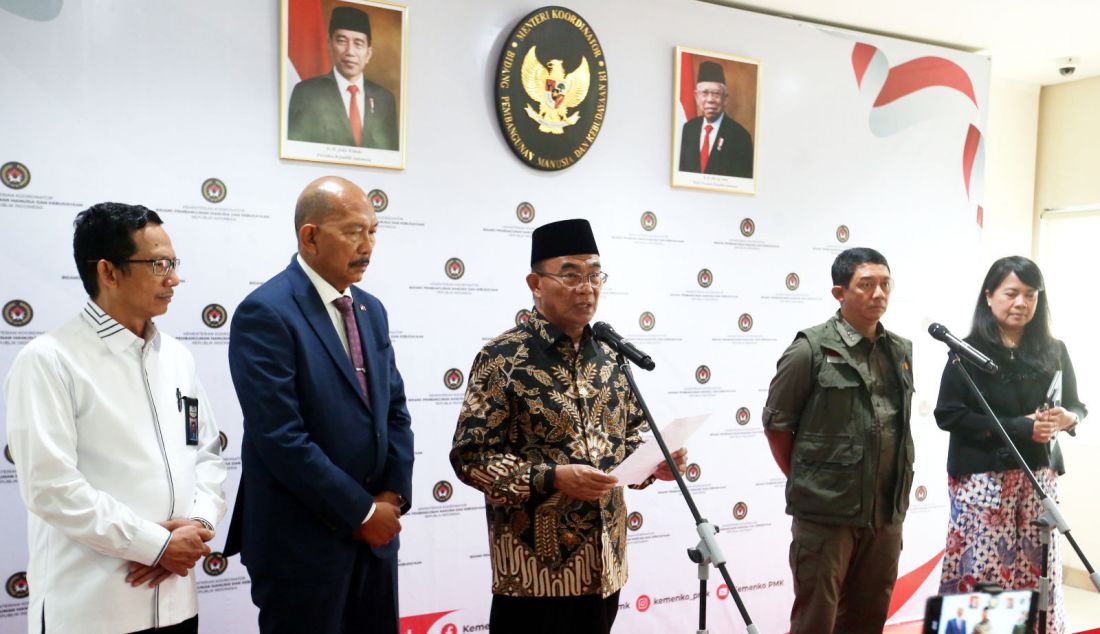 Menko PMK Muhadjir Effendy (tengah) bersama Kepala BNPB Letjen TNI Dr. Suharyanto (kedua kan an), Duta Besar RI untuk Republik Yaman Y.M. Mohamad Irzan Djohan (kedua kiri) dan Dirjen Informasi dan Diplomasi Publik Kementerian Luar Negeri Sili Nugraha Mauludiah (kanan) melakukan konferensi pers setelah Rapat Koordinasi Tingkat Menteri (RTM) membahas perencanaan dan pelaksanaan pemberian bantuan kemanusiaan dari Indonesia untuk negara-negara yang sedang mengalami krisis, yaitu Yaman, Sudan dan Palestina di Kantor Kemenko PMK, Jakarta, Selasa (8/10). Bantuan ini diharapkan dapat membantu meringankan beban warga di ketiga negara tersebut dan menjadi bentuk solidaritas internasional Indonesia. - JPNN.com