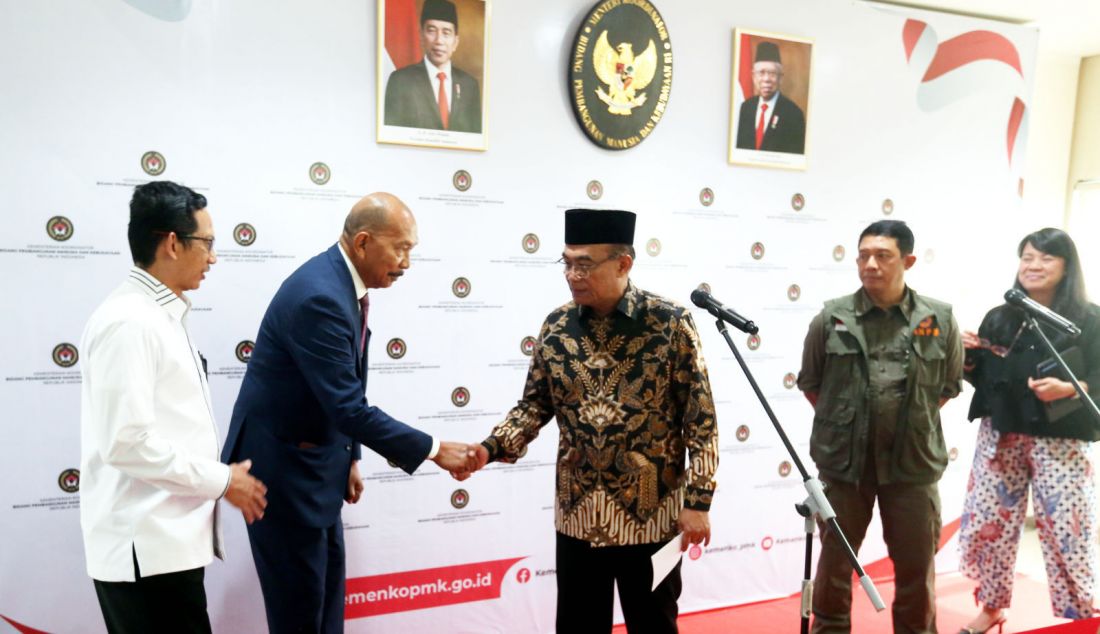 Menko PMK Muhadjir Effendy (tengah) bersama Kepala BNPB Letjen TNI Dr. Suharyanto (kedua kan an), Duta Besar RI untuk Republik Yaman Y.M. Mohamad Irzan Djohan (kedua kiri) dan Dirjen Informasi dan Diplomasi Publik Kementerian Luar Negeri Sili Nugraha Mauludiah (kanan) melakukan konferensi pers setelah Rapat Koordinasi Tingkat Menteri (RTM) membahas perencanaan dan pelaksanaan pemberian bantuan kemanusiaan dari Indonesia untuk negara-negara yang sedang mengalami krisis, yaitu Yaman, Sudan dan Palestina di Kantor Kemenko PMK, Jakarta, Selasa (8/10). Bantuan ini diharapkan dapat membantu meringankan beban warga di ketiga negara tersebut dan menjadi bentuk solidaritas internasional Indonesia. - JPNN.com