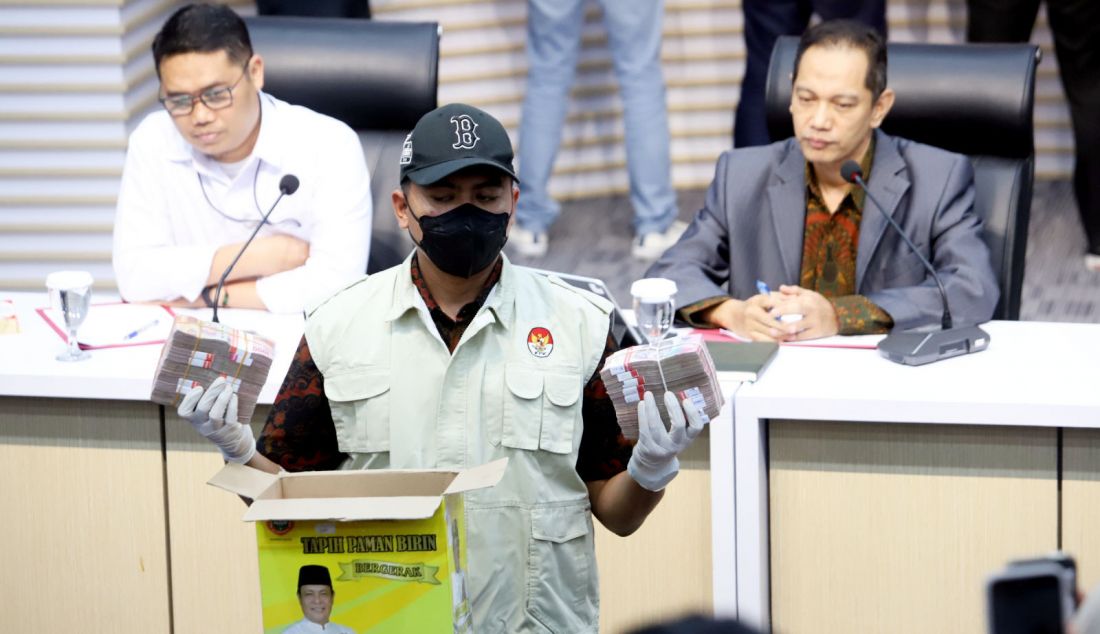 Petugas menunjukkan barang bukti sejumlah uang dalam konferensi pers penetapan tersangka OTT di Kalimantan Selatan, di Gedung Merah Putih KPK, Jakarta, Selasa (8/10). - JPNN.com