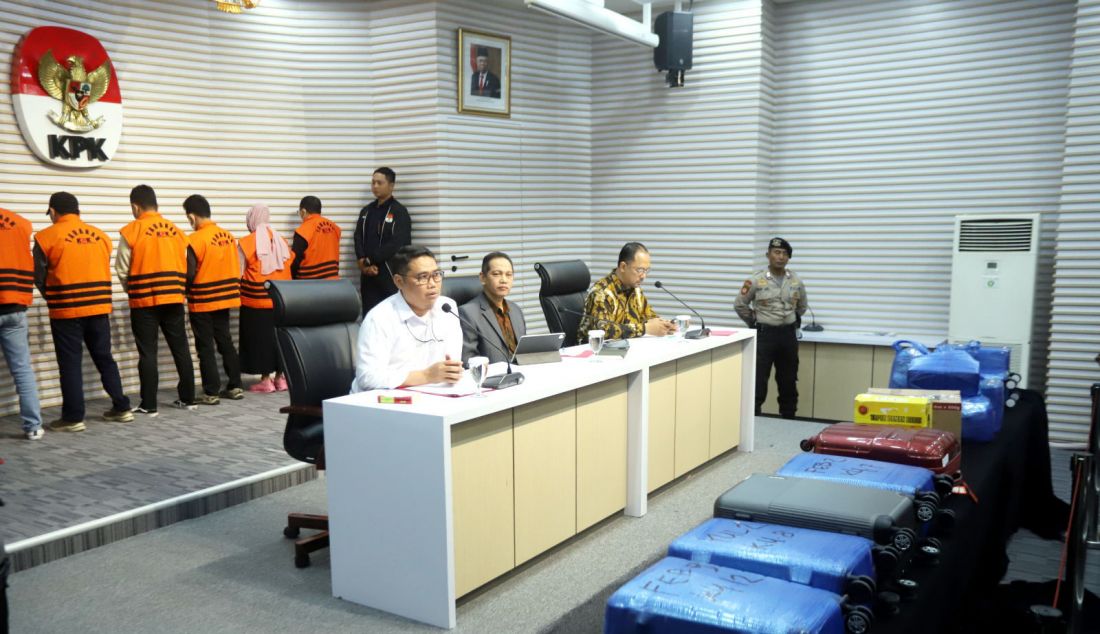 Konferensi pers di Gedung Merah Putih KPK, Jakarta, Selasa (8/10). - JPNN.com