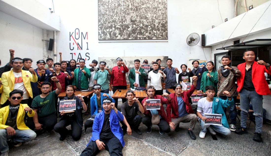 Sejumlah mahasiswa dari perwakilan daerah menggelar konfrensi pers terkait jelang lengsernya pemerintahan Jokowi di Komunitas Utan Kayu, Jakarta, Rabu (9/10). Mahasiswa menuntut agar segera menangkap dan mengadili Jokowi atas kejahatan konstitusi yang dianggap tidak berpihak kepada rakyat sekaligus meminta agar mengungkap kasus akun 