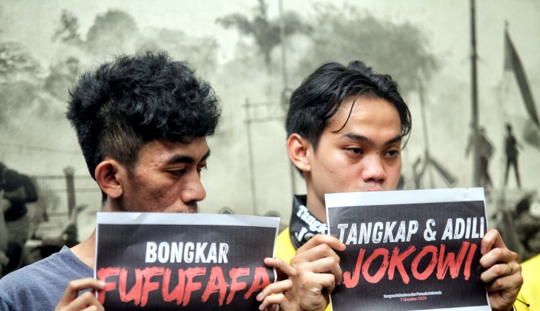 Sejumlah mahasiswa dari perwakilan daerah menggelar konfrensi pers terkait jelang lengsernya pemerintahan Jokowi di Komunitas Utan Kayu, Jakarta, Rabu (9/10). Mahasiswa menuntut agar segera menangkap dan mengadili Jokowi atas kejahatan konstitusi yang dianggap tidak berpihak kepada rakyat sekaligus meminta agar mengungkap kasus akun 