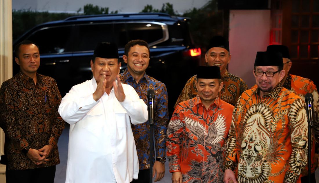 Presiden terpilih Prabowo Subianto menerima kunjungan jajaran petinggi Partai Keadilan Sejahtera (PKS) di kediamannya, Jalan Kertanegara 4, Jakarta Selatan, Jumat (11/10). PKS berkoalisi dengan pemerintahan Presiden Terpilih Prabowo Subianto. - JPNN.com